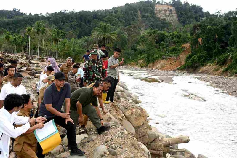 Bobby Nasution tinjau pembangunan tanggul Sungai Badiri di Tapteng untuk percepatan rekonstruksi dan mencegah banjir susulan.