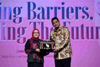 Gubernur Sumatera Utara (Sumut) Muhammad Bobby Afif Nasution bersama Menteri Pemberdayaan Perempuan dan Perlindungan Anak (PPPA) Republik Indonesia Arifatul Choiri Fauzi pada acara peringatan Hari Kartini yang diselengarakan dinas PPPAKB Provinsi Sumut di Aula Raja Inal Siregar, Kantor Gubernur Sumut, Jalan Diponegoro 30, Medan, Jumat (24/4/2026).