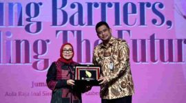 Gubernur Sumatera Utara (Sumut) Muhammad Bobby Afif Nasution bersama Menteri Pemberdayaan Perempuan dan Perlindungan Anak (PPPA) Republik Indonesia Arifatul Choiri Fauzi pada acara peringatan Hari Kartini yang diselengarakan dinas PPPAKB Provinsi Sumut di Aula Raja Inal Siregar, Kantor Gubernur Sumut, Jalan Diponegoro 30, Medan, Jumat (24/4/2026).