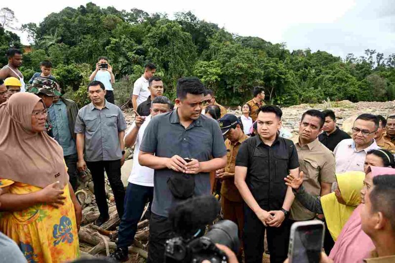 Gubernur Sumatera Utara (Sumut) Muhammad Bobby Afif Nasution mendengar langsung keluhan warga korban banjir saat meninjau  Sungai Badiri, Kecamatan Badiri, Kabupaten Tapteng, Senin (13/4/2026).