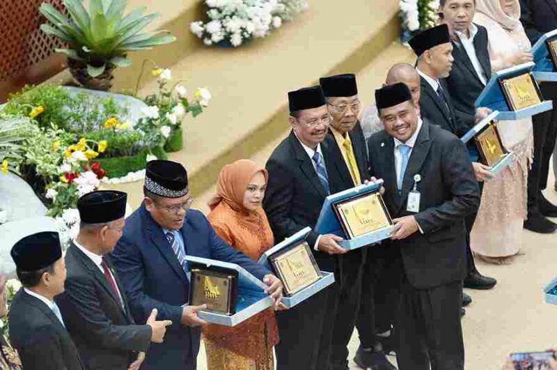 Gubernur Sumatera Utara (Sumut) Bobby Nasution dan Wakil Gubernur Sumut Surya menghadiri Rapat Paripurna Istimewa Hari Jadi ke-78 Provinsi Sumut di Gedung DPRD Sumut, Jalan Imam Bonjol, Medan, Rabu (15/4/2026).