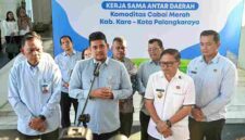 Gubernur Sumut Muhammad Bobby Afif Nasution melepas pengiriman Komoditas Cabai Merah Tahap 3 di Halaman Kantor Gubernur Sumut, Jalan Diponegoro No. 30, Medan, Rabu (22/4/2026).