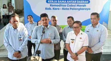 Gubernur Sumut Muhammad Bobby Afif Nasution melepas pengiriman Komoditas Cabai Merah Tahap 3 di Halaman Kantor Gubernur Sumut, Jalan Diponegoro No. 30, Medan, Rabu (22/4/2026).