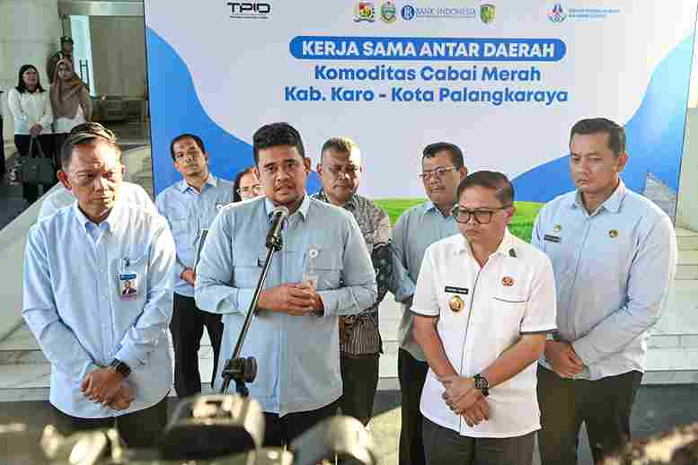 Gubernur Sumut Muhammad Bobby Afif Nasution melepas pengiriman Komoditas Cabai Merah Tahap 3 di Halaman Kantor Gubernur Sumut, Jalan Diponegoro No. 30, Medan, Rabu (22/4/2026).