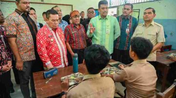 Gubernur Sumut Muhammad Bobby Afif Nasution meninjau SMA Negeri 5 Pematangsiantar, Kecamatan Martoba, Kota Pematangsiantar, Kamis (16/4/2026). Peninjauan Gubernur Sumut ini terkait mencari solusi atas sengketa lahan antara Pihak Sekolah dan Pemilik Lahan Sekolah. 