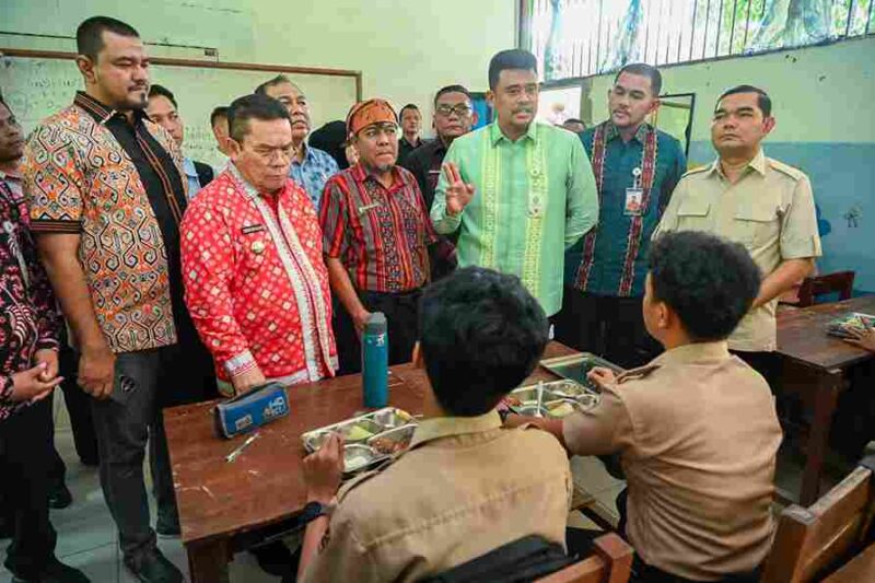 Gubernur Sumut Muhammad Bobby Afif Nasution meninjau SMA Negeri 5 Pematangsiantar, Kecamatan Martoba, Kota Pematangsiantar, Kamis (16/4/2026). Peninjauan Gubernur Sumut ini terkait mencari solusi atas sengketa lahan antara Pihak Sekolah dan Pemilik Lahan Sekolah. 