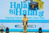 Gubernur Sumut Muhammad Bobby Afif Nasution bersama Wakil Gubernur Sumut Surya dan Pj Sekdaprov Sumut Sulaiman Harahap menghadiri Halalbihalal sekaligus Tepung Tawar Calon Jama'ah Haji Forum Komunikasi dan Konsultasi Badan Pembina Rohani Islam (Fokkus Babinrohis) Provinsi Sumut di Aula Raja Inal Siregar, lantai 2 Kantor Gubernur Sumut, Jalan Diponegoro No. 30, Medan, Senin (20/04/2026). 