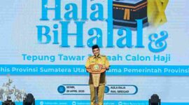 Gubernur Sumut Muhammad Bobby Afif Nasution bersama Wakil Gubernur Sumut Surya dan Pj Sekdaprov Sumut Sulaiman Harahap menghadiri Halalbihalal sekaligus Tepung Tawar Calon Jama'ah Haji Forum Komunikasi dan Konsultasi Badan Pembina Rohani Islam (Fokkus Babinrohis) Provinsi Sumut di Aula Raja Inal Siregar, lantai 2 Kantor Gubernur Sumut, Jalan Diponegoro No. 30, Medan, Senin (20/04/2026). 