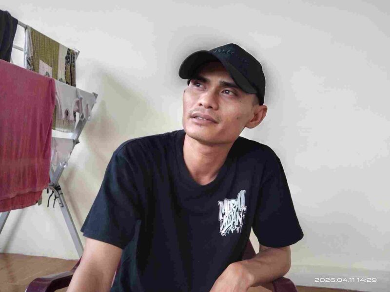 Korban Sona Zendrato saat ditemui dirumahnya pada Sabtu, 11 April 2026. (Foto : Andrew Panjaitan - atapkota.com)