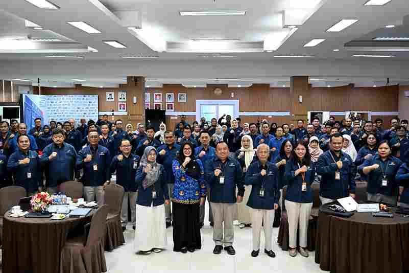 Kepala Bidang Statistik Dinas Komunikasi dan Informasi Provinsi Sumatera Utara Ika Hardina Lubis bersama Kepala Badan Pusat Statistik Sumut Asim Saputra, pada acara sosialisasi SE2026 serta peluncuran Dashboard Analisis & Laporan Indikator Pencapaian (Dalian) di Aula Kantor Badan Pusat Statistik (BPS) Sumut, Jalan Asrama Nomor 179, Senin (27/4/2026).