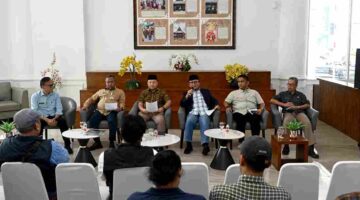 Ketua Timsel Komisi Informasi (KI) Provinsi Sumut Hatta Ridho bersama anggota RE Nainggolan, Muhammad Suib, Arif Purba, Sekretaris Dinas Kominfo Sumut Achmad Yazid Matondang, serta  Kabid IKP (Informasi dan Komunikasi Publik) Dinas Kominfo Sumut Porman Mahulae saat konferensi pers Dinas Kominfo Sumut di Lobby Dekranasda, Kantor Gubernur Sumut, Selasa (21/4/2026).