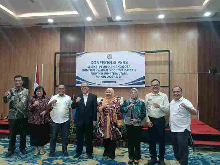 Ketua Tim Seleksi, Corry Novrica, didampingi anggota tim seleksi, memaparkan proses pendaftaran seleksi calon anggota Komisi Penyiaran Indonesia Daerah (KPID) Sumatera Utara (Sumut) untuk periode 2026–2029, dalam konferensi pers yang digelar di Grand Inna Hotel Medan, Selasa (14/4/2026). 