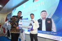 Gubernur Sumatera Utara (Sumut) Bobby Nasution menyerahkan tali asih kepada atlet Sumut peraih medali pada ajang SEA Games 2025 Thailand di Kantor KONI, Jalan Willem Iskandar, Deliserdang, Jumat (10/4/2026). 