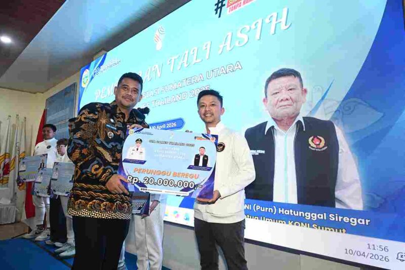 Gubernur Sumatera Utara (Sumut) Bobby Nasution menyerahkan tali asih kepada atlet Sumut peraih medali pada ajang SEA Games 2025 Thailand di Kantor KONI, Jalan Willem Iskandar, Deliserdang, Jumat (10/4/2026). 