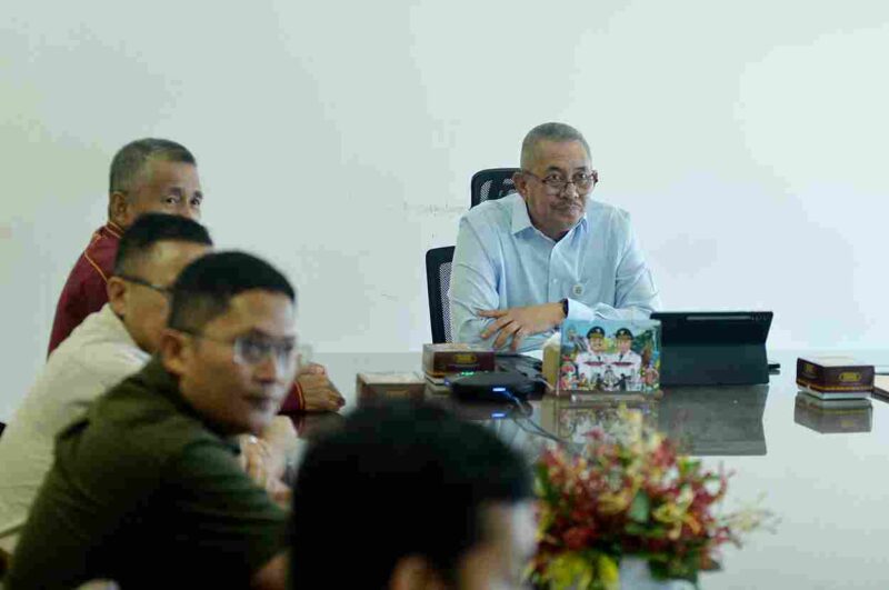 Sekretaris Daerah Provinsi Sumatera Utara (Sumut) Sulaiman Harahap memimpin Rapat Koordinasi dengan Pemerintah Kabupaten Tapanuli Tengah (Tapteng) secara daring terkait percepatan pendataan masyarakat yang terdampak bencana banjir Tapteng dengan By Name By Addres (BNBA) di Ruang Rapat Lantai 9 Kantor Gubernur Sumut Jalan Diponegoro Kota Medan. Selasa (28/4/2026).