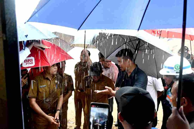 Di tengah hujan deras Gubernur Sumatera Utara (Sumut) Muhammad Bobby Afif Nasution didampingi Bupati tapanuli Tengah (Tapteng) Masinton Pasaribu meninjau proses pengerjaan pembangunan tanggul Sungai Tukka di Desa Hutanabolon, Kecamatan Tukka, Tapteng, Senin (13/4/2026).
