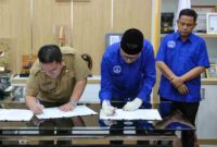 Wali Kota Pematangsiantar, Wesly Silalahi, saat melaksanakan PKS dengan Wakil Rektor IV Bidang Riset, Publikasi, dan Kemitraan UMA, Ahmad Rafiki.