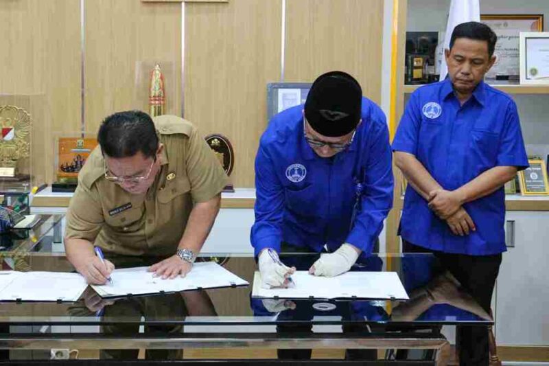 Wali Kota Pematangsiantar, Wesly Silalahi, saat melaksanakan PKS dengan Wakil Rektor IV Bidang Riset, Publikasi, dan Kemitraan UMA, Ahmad Rafiki. 
