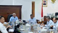 Wakil Gubernur Sumatera Utara (Sumut) Surya menyampaikan paparan secara daring melalui aplikasi Zoom Meeting kepada  Dirjen Keuangan Daerah Kementerian Dalam Negeri (Kemendagri) dalam rangka Penilaian dan Pemberian Penghargaan Pemerintah Daerah Berprestasi di bidang Entrepreneur Government melalui Pembiayaan Kreatif (Creative Financing) Tahun 2026 di Ruang Kerja Lantai 9 Kantor Gubernur Sumut Jalan Diponegoro Kota Medan, Rabu (22/4/2026).