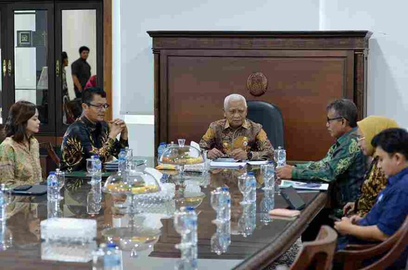 Wakil Gubernur Sumatera Utara (Sumut) Surya menerima kunjungan kerja Tim Fakultas Kedokteran Universitas Sumatera Utara (USU) di Ruang Kerja Lantai 9 Kantor Gubernur Sumut Jalan Diponegoro Kota Medan, Jumat (10/4/2026). 