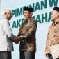 Wakil Gubernur Sumatera Utara, Surya, saat acara pelantikan pengurus KAKAMMI Sumut periode 2025–2030 yang dirangkaikan dengan halalbihalal di Aula Raja Inal Siregar, Kantor Gubernur Sumut, Medan, Minggu (19 April 2026).