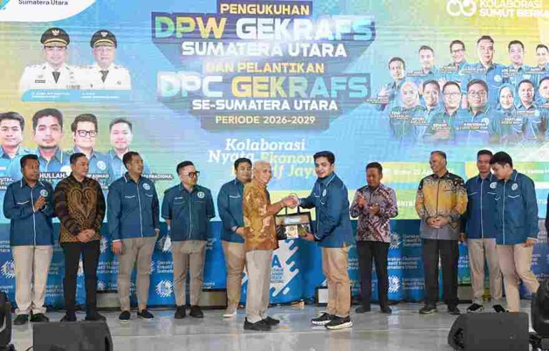 Wakil Gubernur Sumatera Utara (Sumut) Surya, menghadiri Pelantikan Dewan Pimpinan Wilayah (DPW) Sumut dan Dewan Pimpinan Cabang (DPC) se Sumut Gerakan Ekonomi Kreatif Nasional (GEKRAFS) di The White Venue Jalan Sakti Lubis Nomor 85 Medan, Rabu (22/4/2026) malam.