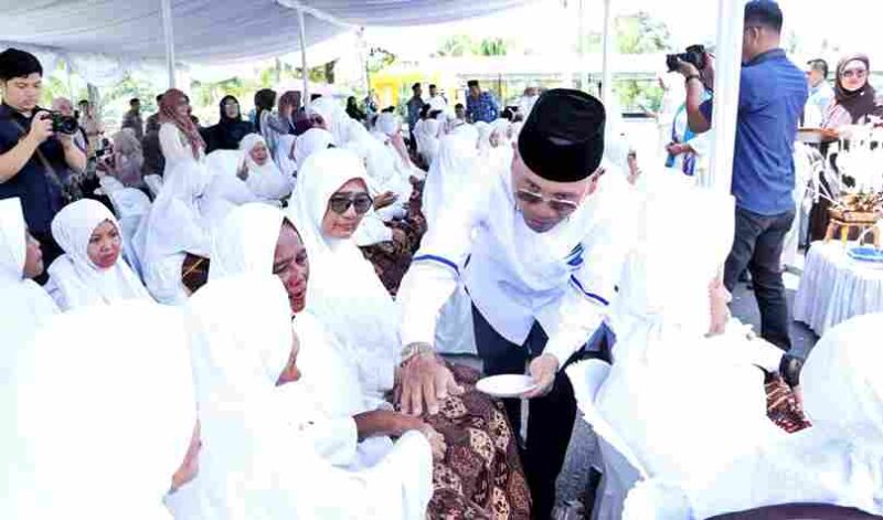 Pemerintah Kabupaten (Pemkab) Simalungun menggelar prosesi tepung tawar bagi 104 jamaah calon haji (calhaj) di halaman Masjid Asy Syuhada Korem 022/PT, Kecamatan Siantar, Kamis, 16 April 2026.