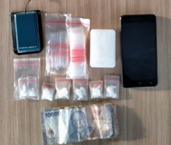 Sejumlah barang bukti yang diduga berkaitan dengan aktivitas peredaran narkotika.