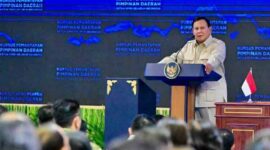 Presiden Prabowo Subianto memberikan pengarahan pada Kursus Pemantapan Pimpinan Daerah (KPPD) Ketua Dewan Perwakilan Rakyat Daerah (DPRD) seluruh Indonesia yang digelar di Kompleks Akademi Militer Magelang, Jawa Tengah, pada Sabtu, 18 April 2026. 