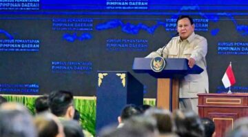 Presiden Prabowo Subianto memberikan pengarahan pada Kursus Pemantapan Pimpinan Daerah (KPPD) Ketua Dewan Perwakilan Rakyat Daerah (DPRD) seluruh Indonesia yang digelar di Kompleks Akademi Militer Magelang, Jawa Tengah, pada Sabtu, 18 April 2026. 