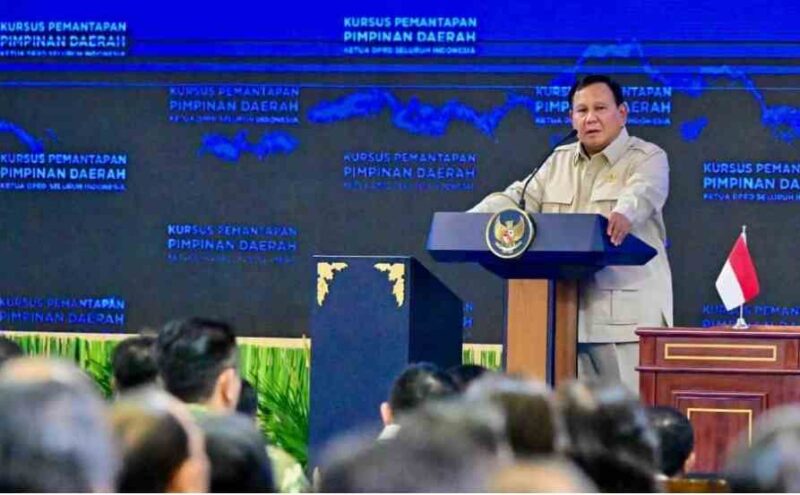 Presiden Prabowo Subianto memberikan pengarahan pada Kursus Pemantapan Pimpinan Daerah (KPPD) Ketua Dewan Perwakilan Rakyat Daerah (DPRD) seluruh Indonesia yang digelar di Kompleks Akademi Militer Magelang, Jawa Tengah, pada Sabtu, 18 April 2026. 