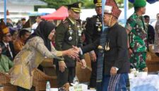 Wakil Wali Kota Pematangsiantar, Herlina saat bersalaman dengan Bupati Simalungun. 