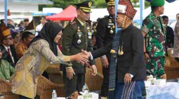 Wakil Wali Kota Pematangsiantar, Herlina saat bersalaman dengan Bupati Simalungun. 