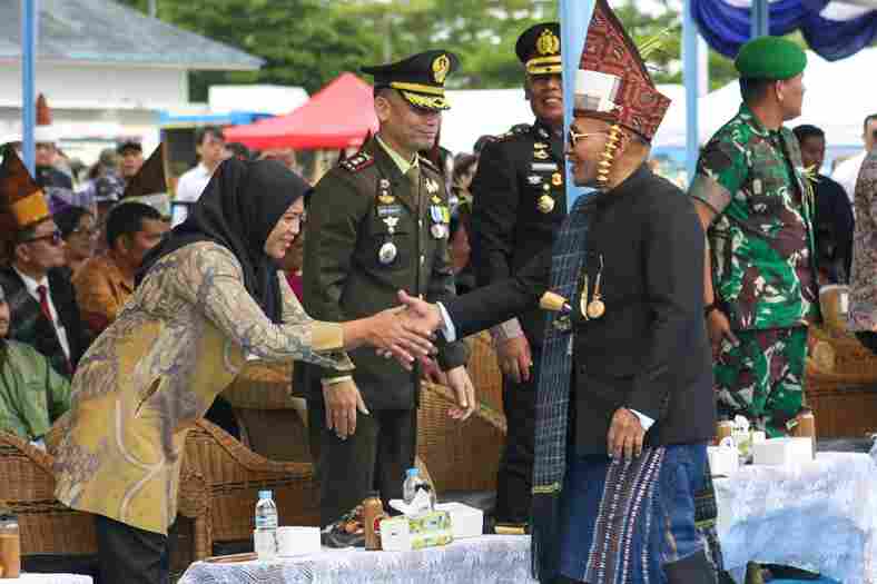 Wakil Wali Kota Pematangsiantar, Herlina saat bersalaman dengan Bupati Simalungun. 