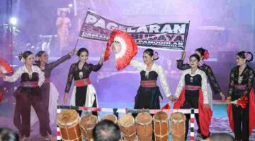 Rangkaian peringatan Hari Jadi ke-155 Kota Pematangsiantar dimulai dengan pagelaran seni budaya Simalungun “Marsombuh Sihol” yang digelar di pelataran Monumen Raja Sang Naualuh Damanik, Kecamatan Siantar Timur, Sabtu (18 April 2026) malam.