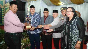 Penyerahan hadiah pada penutupan Musabaqah Tilawatil Qur’an Nasional (MTQN) ke-37 tingkat Kecamatan Siantar Marihat yang berlangsung di Kantor Camat Siantar Marihat, Jalan Melanthon Siregar, Sabtu (18 April 2026) malam