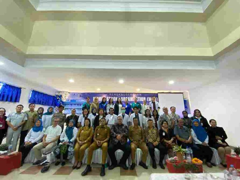 Foto bersama Usai Acara penghargaan internasional World Stroke Organization (WSO) Angels Award Diamond yang dilaksanakan di lantai IV  Rumah Sakit Murni Teguh Horas Insani,Jalan Medan, Kelurahan Naga Pitu, Kecamatan Siantar Martoba, Kota Pematangsiantar, Senin (20 April 2026).