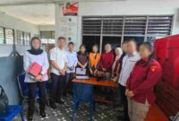 Penyidik DJP menyerahkan tersangka berinisial VVS beserta barang bukti dalam tahap penuntutan.