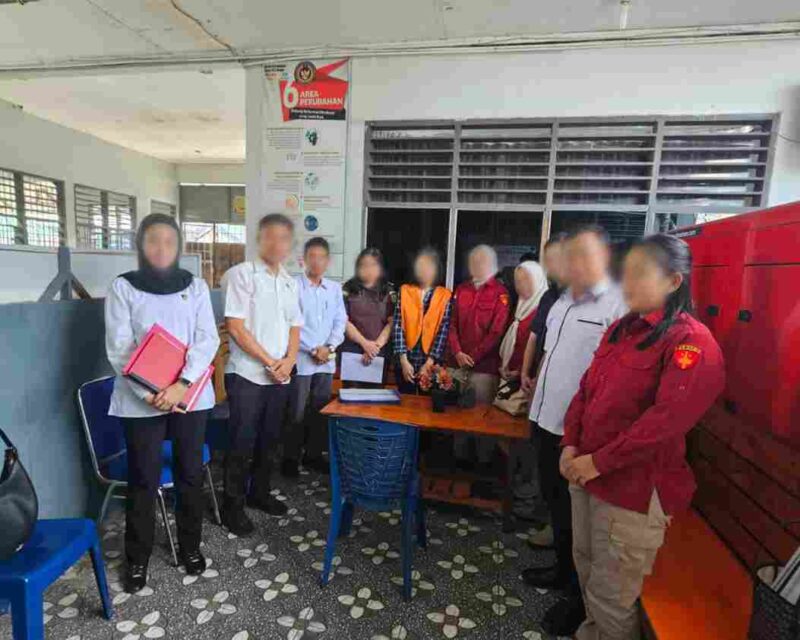 Penyidik DJP menyerahkan tersangka berinisial VVS beserta barang bukti dalam tahap penuntutan.