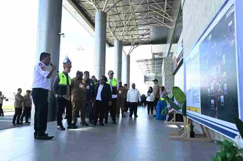Wakil Presiden Gibran Rakabuming Raka meninjau pengembangan Bandara Douw Aturure di Kabupaten Nabire, Senin, 20 April 2026,