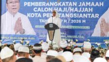 Wakil Wali Kota Pematangsiantar, Herlina, memimpin prosesi tepung tawar bagi 110 jamaah calon haji di rumah dinas wali kota, Jalan MH Sitorus, Kelurahan Teladan, Kecamatan Siantar Barat, Senin (20 April 2026).