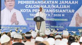 Wakil Wali Kota Pematangsiantar, Herlina, memimpin prosesi tepung tawar bagi 110 jamaah calon haji di rumah dinas wali kota, Jalan MH Sitorus, Kelurahan Teladan, Kecamatan Siantar Barat, Senin (20 April 2026).