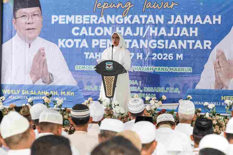 Wakil Wali Kota Pematangsiantar, Herlina, memimpin prosesi tepung tawar bagi 110 jamaah calon haji di rumah dinas wali kota, Jalan MH Sitorus, Kelurahan Teladan, Kecamatan Siantar Barat, Senin (20 April 2026).