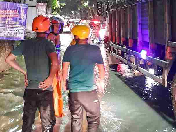 Badan Penanggulangan Bencana Daerah (BPBD) meninjau sejumlah lokasi terdampak banjir dan kerusakan pada Senin, 20 April 2026, sejak sore hingga malam.