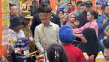 Wapres Gibran ajak 100 mama Papua belanja di Sorong saat Hari Kartini. Bantuan voucher diberikan untuk kebutuhan sehari-hari.