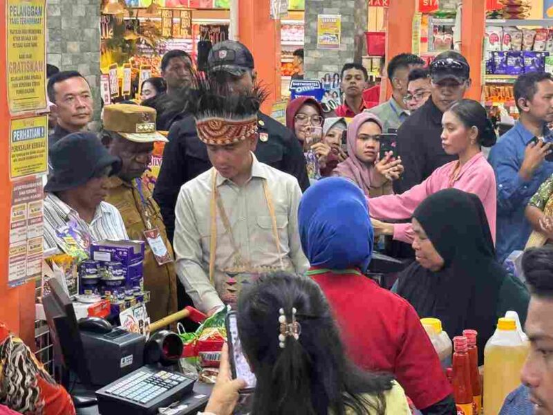 Wapres Gibran ajak 100 mama Papua belanja di Sorong saat Hari Kartini. Bantuan voucher diberikan untuk kebutuhan sehari-hari.