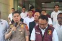 Kabid Humas Kombes Pol Dr. Ferry Walintukan dan Kapolres Pelabuhan Belawan AKBP Rosef Efendi saat konferensi pers pada Rabu, 22 April 2026.