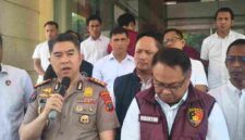 Kabid Humas Kombes Pol Dr. Ferry Walintukan dan Kapolres Pelabuhan Belawan AKBP Rosef Efendi saat konferensi pers pada Rabu, 22 April 2026.