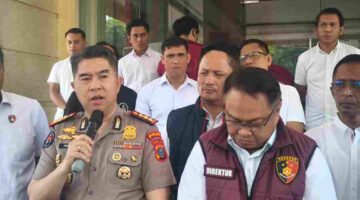 Kabid Humas Kombes Pol Dr. Ferry Walintukan dan Kapolres Pelabuhan Belawan AKBP Rosef Efendi saat konferensi pers pada Rabu, 22 April 2026.