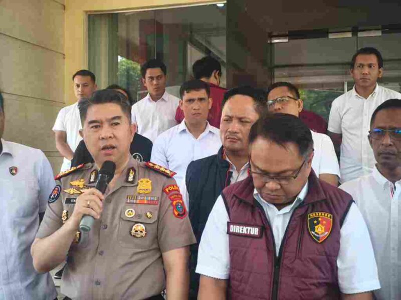 Kabid Humas Kombes Pol Dr. Ferry Walintukan dan Kapolres Pelabuhan Belawan AKBP Rosef Efendi saat konferensi pers pada Rabu, 22 April 2026.